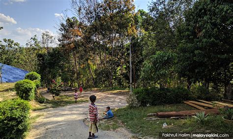 Ketika itu aku masih tidur dengan hanya memakai celana kolor saja. 'YB, ramai lagi anak Orang Asli tak sekolah'