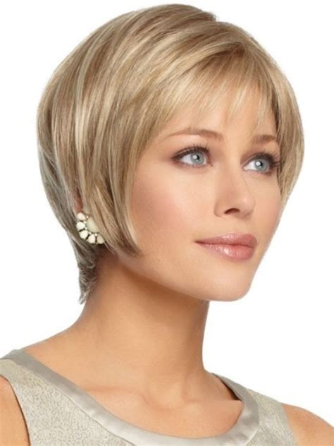 Feathered side bangs, deep side swept bangs, and tapered frontal bangs look beautiful on rectangular faces. 15 Breathtaking Short Hairstyles for Oval Faces - With ...