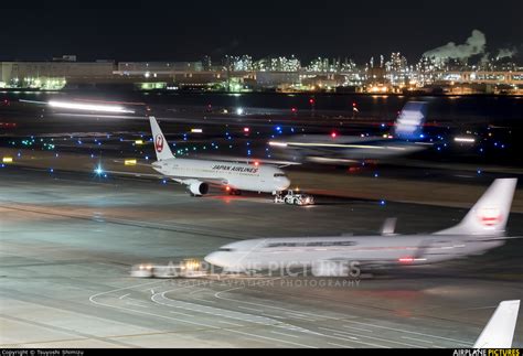 Airport Overview Airport Overview Runway Taxiway At Tokyo Haneda