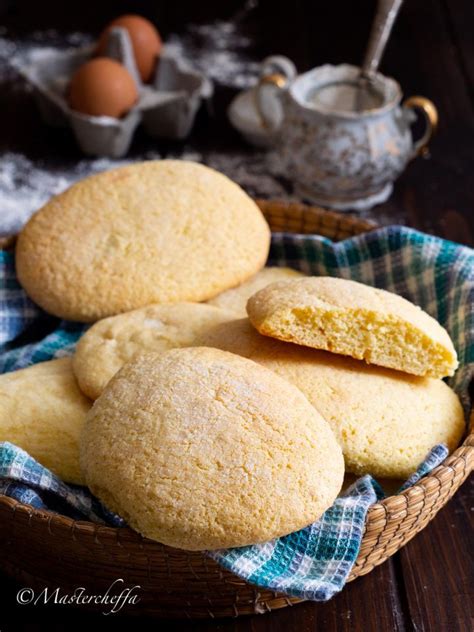 Sbattete le uova con lo zucchero fino ad ottenere una pasta spumosa e chiara. Savoiardi siciliani, i "firrincozza" - Mastercheffa ...