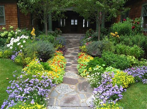 40 Brilliant Ideas For Stone Pathways In Your Garden Garden Types Garden Paths Garden Walkway