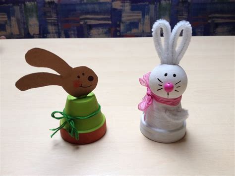 In kombination mit lustigen osterkarten wird das feier fröhlicher, weil jeder. Ostern, Dekoration, Hasen, Tontöpfe | Ostern, Ostern deko ...