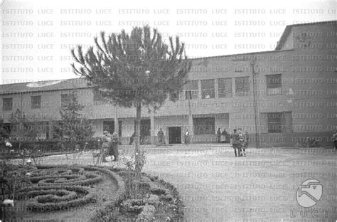 Alcuni Soldati Nel Giardino Dellospedale Militare Di Tirana Archivio