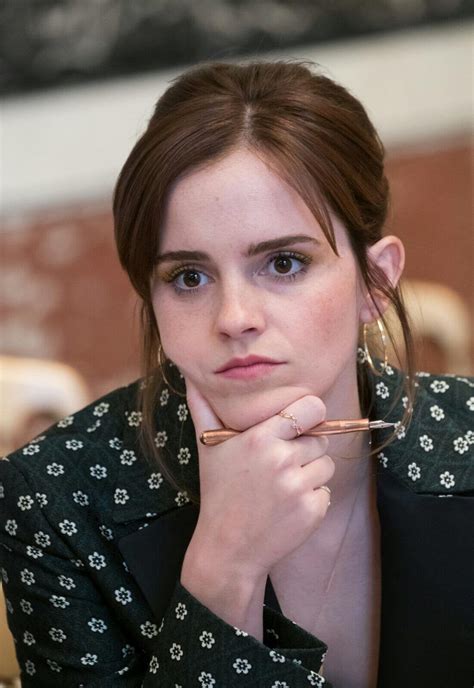 No, i'd rather be happily married. Can anyone identify the pen Emma Watson is holding? Thanks ...