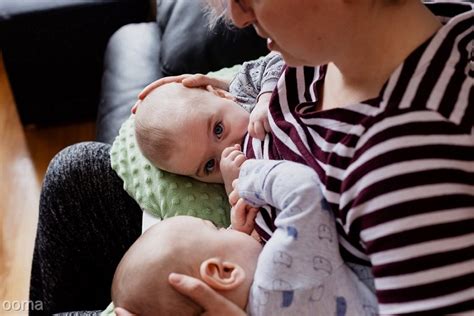 نحوه شیر دادن مادر به نوزادان دوقلو سلامت بانوان اوما