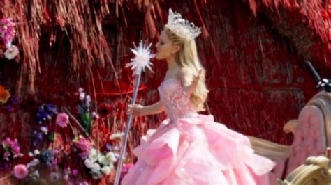 Watch Ariana Grande Sing As She Transforms Into Glinda On Wicked Set