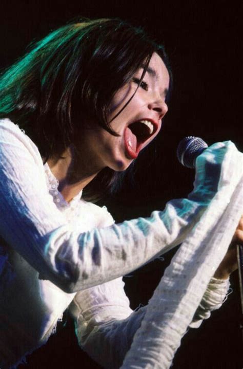 Spotify, il famoso servizio di streaming per l'ascolto della musica, ha elaborato un algoritmo per stabilire il grado di tristezza o allegria di una canzone. Pin de Tim Moehlenbrock en Björk en 2020 | Rostro femenino ...