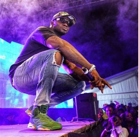Video How Khaligraph Jones Dished Out Money During Live Performance