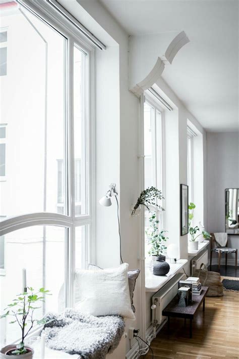 Cleaning washing window sill with a duster by a. sitting on the window sill (mit Bildern) | Haus deko, Haus dekoration, Weiße zimmer