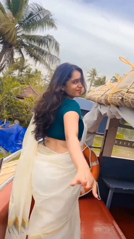 Sexy Malayali Girl Open Navel Show In Kerala Saree
