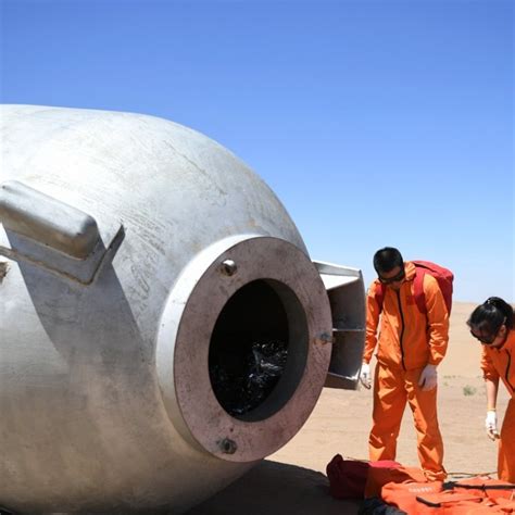 Chinese Astronauts Emerge From Gobi After 19 Day Desert Survival