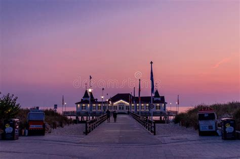 Die kleinstadt heiligenhafen zieht mit ihrem maritimen und unverwechselbaren charme jedes jahr aufs neue seine besucher in den bann. Morgenzonsopkomst Bij Binzer Ostseestrand - Binz/Ostsee ...