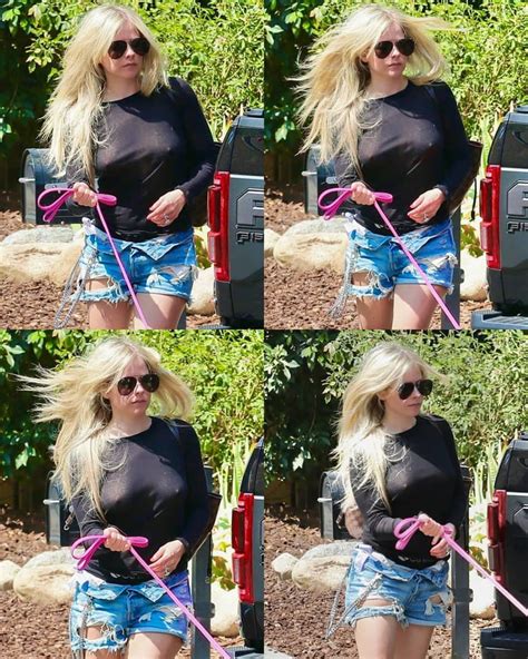 Avril Lavigne No Bra 9gag