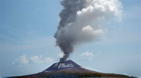 Anak Krakatau Meletus Dentuman Terdengar Hingga 42 Kilometer