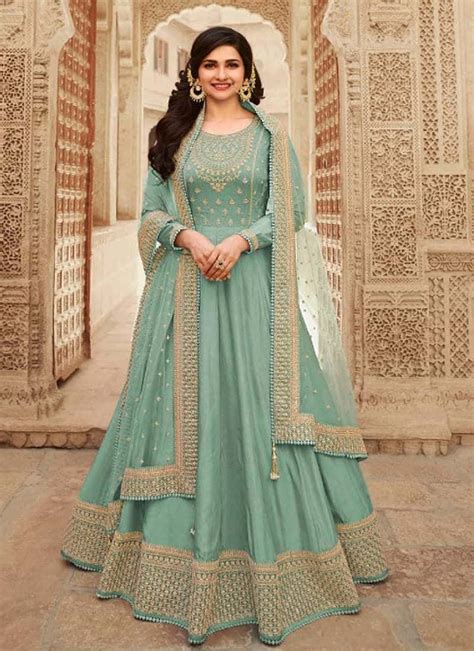 Trending Diwali Outfit Ideas For Styling This Diwali Festival Crazy