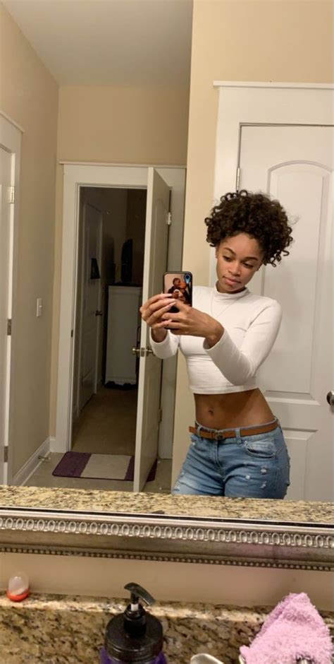 𝒞𝒶𝓇𝓂𝑒𝓃 🧸🧚🏽‍♀️💜 On Instagram “•🤍•” Mirror Selfie Instagram Carmen