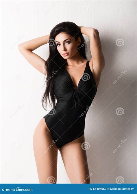 Junge Und Sexy Frau In Einem Schwarzen Badeanzug Stockbild Bild Von Hüften Reizend 64404059