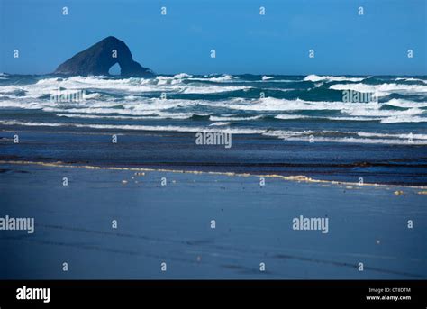 Ninety Mile Beach New Zealand The Hole In The Rock 2 Stock Photo Alamy