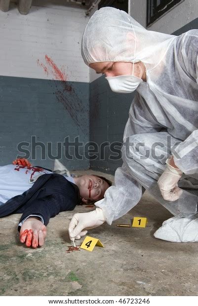 Forensic Expert Collecting Evidence Crime Scene Foto Stock 46723246 Shutterstock