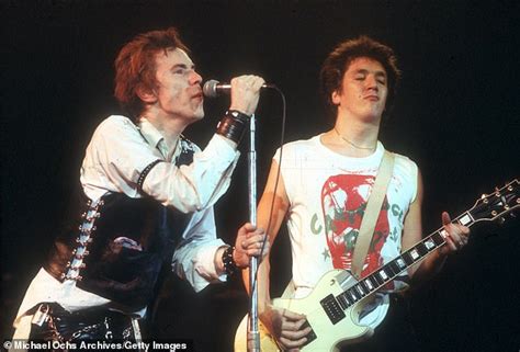 Sex Pistols Guitarist Steve Jones Calls Johnny Rotten A Total Dk In