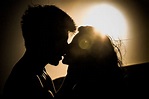 Fotos gratis : silueta, ligero, luz de sol, amor, sombra, Beso, romance ...