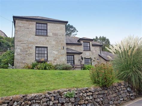 Large, detached, high quality, luxury holiday cottage in north cornwall is just for 2 adults, 1 or 2 infants under 3 years old and up to 3 dogs. Rating 3 Star Click picture to view next 5 months price ...