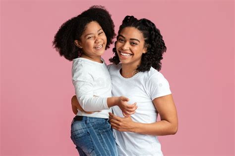 Amando A Jovem Mãe Negra Gentilmente Abraçando Sua Adorável Filha Pequena Imagem De Stock