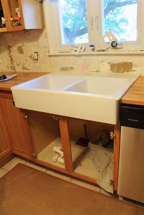 New house, new kitchen reno and i was going to use the domsjo again, but now ikea has replaced it with a new sink called havsen which doesn't have the this sink is beautiful and functions great!5. Installing an Ikea farmhouse sink | Ikea farmhouse sink ...