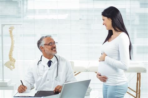Premium Photo Pregnant Woman Interacting With Doctor At Clinic During