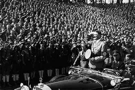 Adolf Hitler Saluda A Las Juventudes Del Partido Nazi En Núremberg En