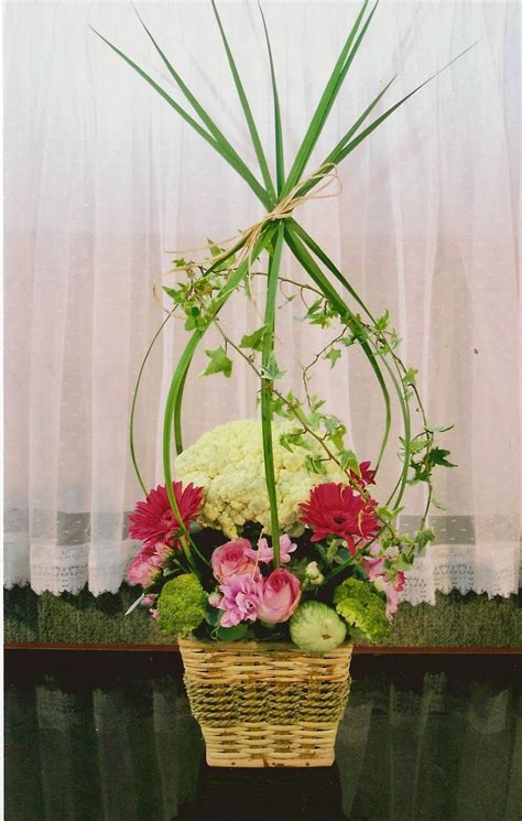 Kami menerima custom rangkaian bunga. Seni Merangkai Bunga Altar Gereja - Lusius Sinurat