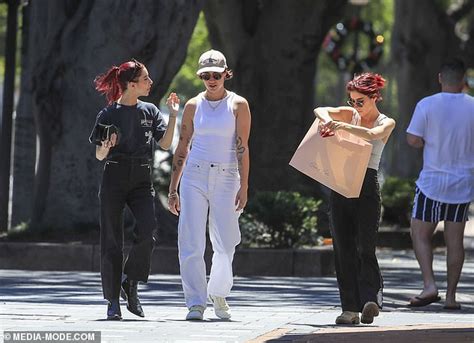 The Veronicas Jessica Origliasso Kisses New Girlfriend Alex Smith In Double Bay Daily Mail Online