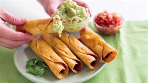 Easy Chicken Taquitos Or Crispy Rolled Chicken Tacos Youtube