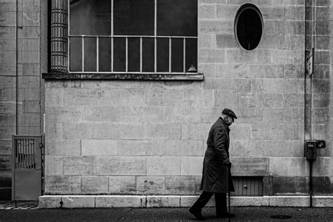 Mann In Grau In Grau In Grauen Zeiten Foto And Bild Fotos Street