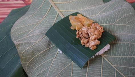 Membungkus Nasi Pakai Daun Jati Jonegoroan Bojonegoro