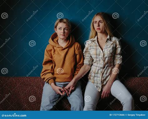 retrato de jóvenes parejas homosexuales niñas lesbianas sentadas y sostenidas de la mano sobre
