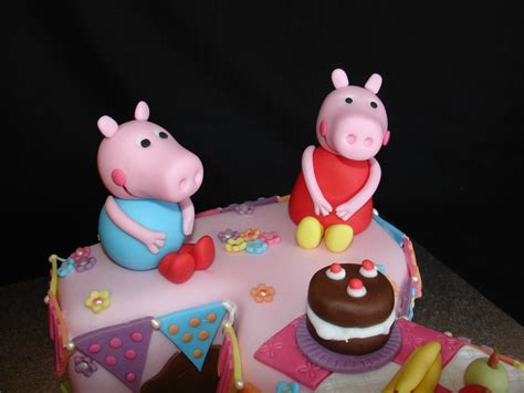 Peppa Pig Fondant Cake And Cupcakes