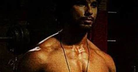 hot body shirtless indian bollywood model and actor shahid kapoor