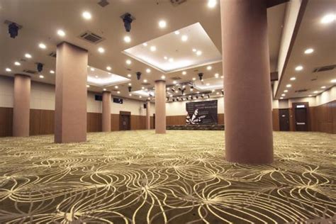 Acapella is within walking distance (about 10 to 15min walk) to the stadium, hence its very convenient if you are. Acappella Suite Hotel - Seraya Ballroom - Picture of ...