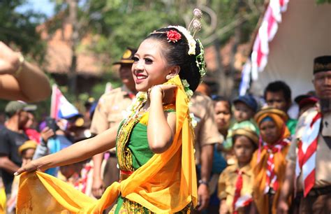 Tari Gambyong Tarian Tradisional Jawa Tengah Sarana Pendidikan Menuju