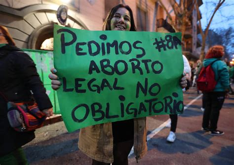 Guerra De Pancartas Por El Aborto En Argentina Aborto Legal No