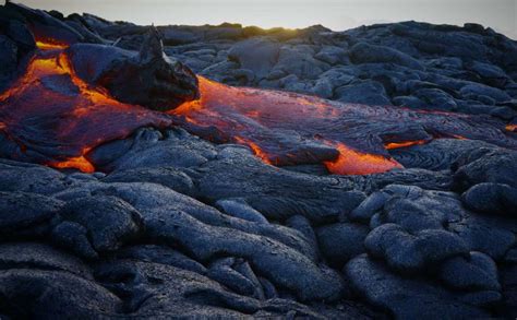 Imagen De Primer Plano De Lava Volcanica Con Puesta De Sol De Fondo Foto Gratis
