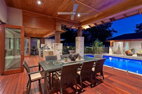 Luxury Modern Outdoor Kitchen In The Swimming Pool Love The Plexiglass Outdoor Kitchen