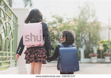 귀여운 아시아 아이들은 야외에서 학교에 가는 스톡 사진 지금 편집 588581147