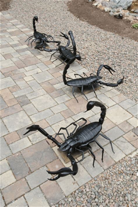 Horrifically enlarged versions of the common. Last Weekend for Dinosaurs! | Denver Botanic Gardens