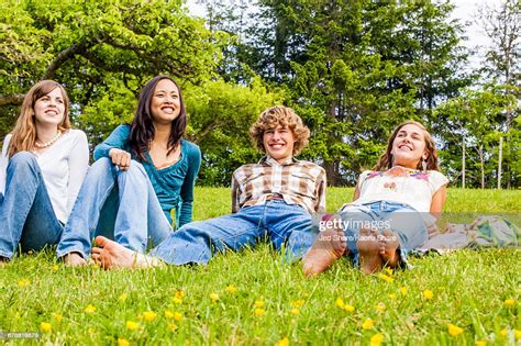 Friends Sitting And Laying In Grass Foto De Stock Getty Images