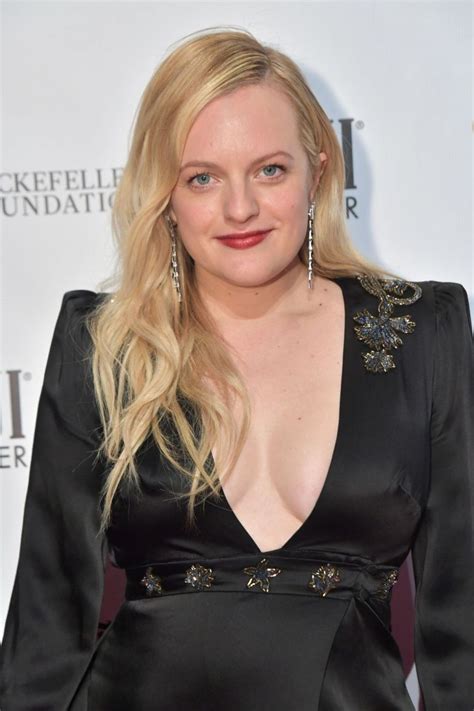 Sexy Actress Elisabeth Moss Flaunting Her Cleavage In High Quality