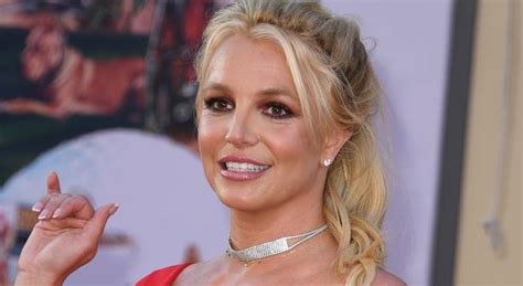 Britney Spears Poses Completely Nude On The Beach Again Fans Beg Her To Stop