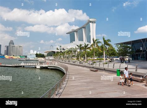 Afficher Le Long De La Promenade Waterfront Marina Bay Sands à