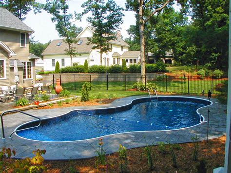 Now almost entering the summer, usually, many choose to vacation on the beach. Small Pool Design in Swimming Lovers - Amaza Design